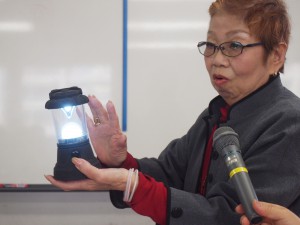 ＬＥＤランプを紹介する岩田須美子さん